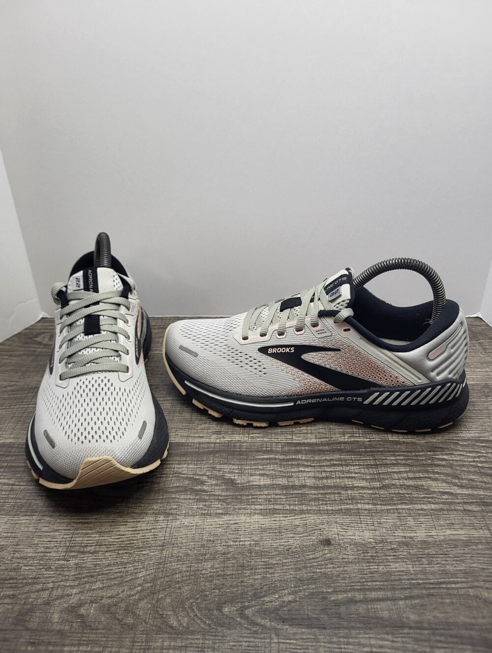 Brooks Adrenaline GTS 22 Running Shoes Womens Size 8 B Grey Black Sneaker